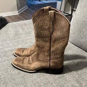 Ariat cowgirl boots (like new)